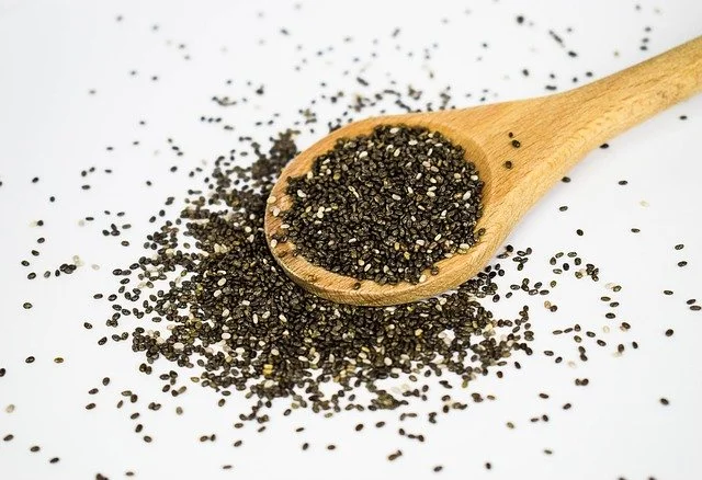 chia semínka na lžíci